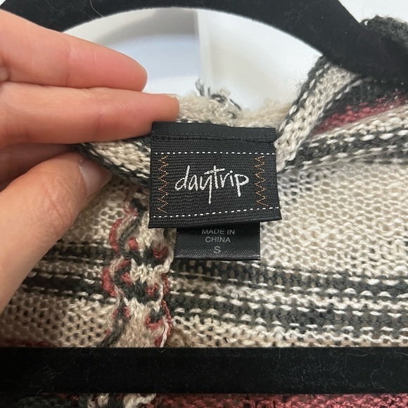 DAYTRIP BUCKLE Open Knit Sleeveless Blanket Poncho Waterfall Knit Cardigan S - Picture 4 of 5